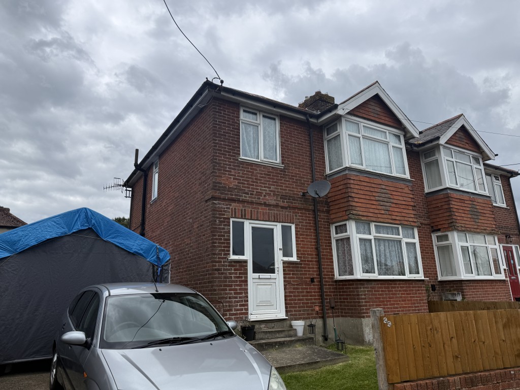 Lot: 156 - FREEHOLD HOUSE FOR INVESTMENT - Semi-detached house with off road parking